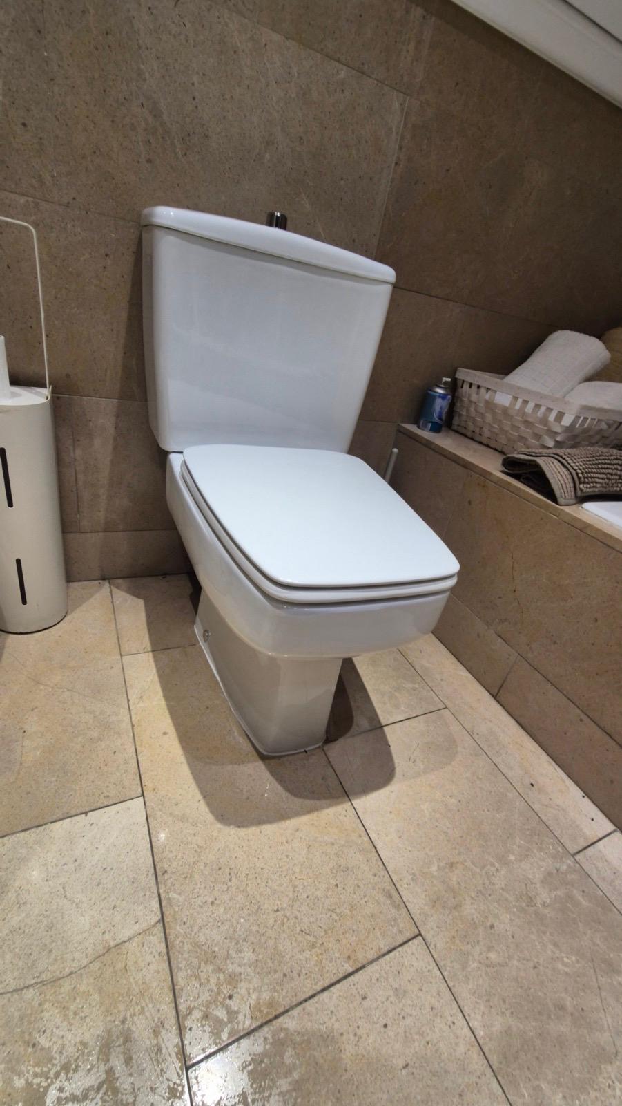 Inodoro instalado por Fontanero Barna en un baño