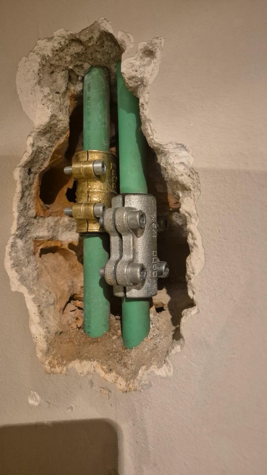 Detalle de las conexiones de reparación colocadas en las tuberías